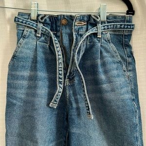 ** SOLD Hollister Ultra high rise mom jean 00R